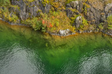 Ruskeala Dağı 'ndaki büyük mermer kanyon. Karelia Cumhuriyeti. Rusya
