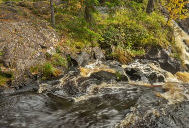 Ruskeala köyü yakınlarındaki Tohmajoki nehrinde Ruskeal şelaleleri. Sortavala bölgesi. Karelia Cumhuriyeti. Rusya