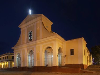 Trinidad 'daki Plaza Mayor' daki kutsal üçlü kilise. Küba
