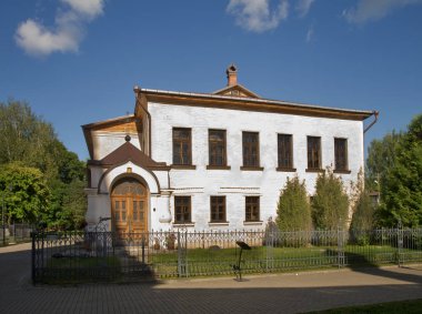 Staritsa 'daki Kutsal Koğuş Manastırı' nda başrahip binası. Tver Oblastı. Rusya
