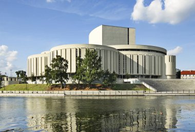Bydgoszcz 'deki Brda Nehri kıyısındaki Opera Nova. Polonya