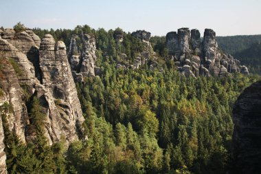 Bastei, Rathen köyü yakınlarındaki Elbe kumtaşı dağlarında. Sakson İsviçre Ulusal Parkı. Almanya