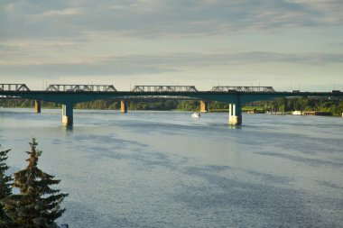 Yaroslavl 'daki Volga nehri üzerinde Ekim köprüsü. Rusya
