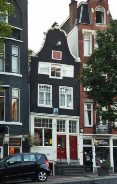Amsterdam 'daki eski evler. Hollanda