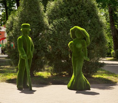 Lipetsk 'teki Lower Park' ta şemsiyeli ve beyefendinin yeşil heykeli. Rusya