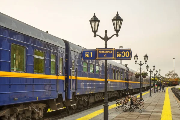 Sortavala 'daki (Serdobol) tren istasyonunda Ruskeala ekspresi. Karelia Cumhuriyeti. Rusya