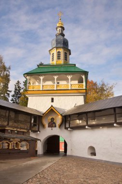 Pskov-Caves 'in kutsal kapısı (Pskovo-Pechersky) Pechory' deki Dormition Manastırı. Pskov Oblastı. Rusya