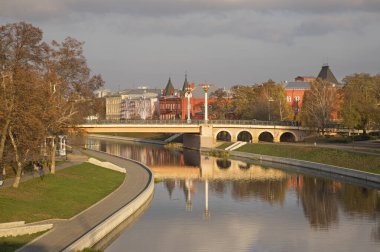 Oryol 'daki Orlik Nehri üzerindeki Alexandrovsky köprüsü. Rusya