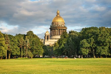 Saint Petersburg 'daki Alexander Garden ve Saint Isaac Katedrali (Isaakievskiy Sobor). Rusya