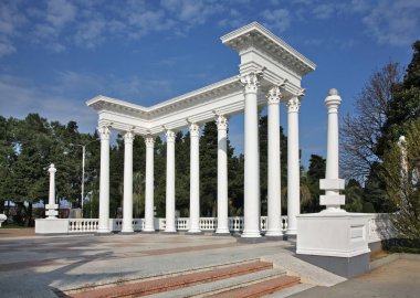 Colonnade, Batumi 'deki sahil parkında. Adjara Özerk Cumhuriyeti. Georgia