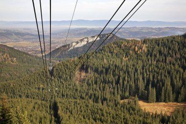 Zakopane yakınlarındaki Tatra Dağları 'nda bir teleferik. Polonya