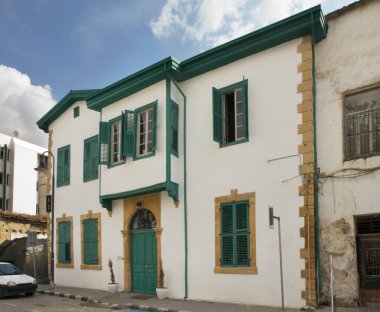 Lefkoşe 'nin tarihi bölgesinde eski bir ev. Kıbrıs