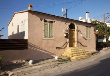 Kyrenia (Girne) yakınlarındaki Bellapais köyü manzarası. Kıbrıs