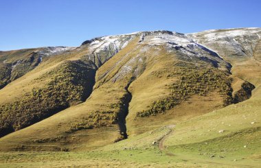 Gergeti yakınlarındaki dağlar. Georgia