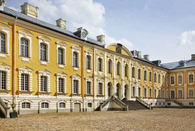 Pilsrundale yakınlarındaki Rundale Sarayı. Letonya