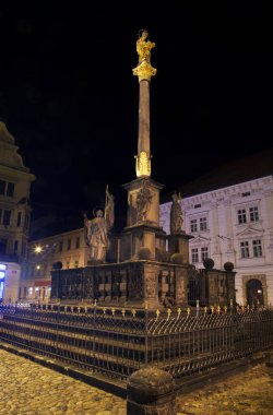 Plzen 'deki Cumhuriyet Meydanı' nda plaket sütun. Çek Cumhuriyeti