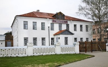 Spas-Klepiki 'de eski bir ikinci sınıf kilise okulu. Ryazan Oblastı. Rusya