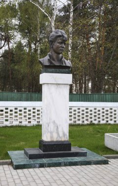 Spas-Klepiki 'deki kilise okulu yakınlarındaki Sergei Yesenin anıtı. Ryazan Oblastı. Rusya