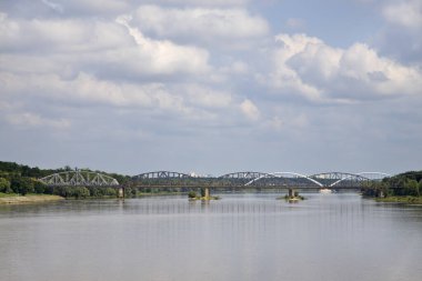 Torun 'daki demiryolu köprüsü. Polonya