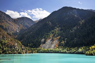 Issyk Gölü manzarası. Kazakistan