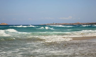 Isola Rossa köyünde Akdeniz. Sardunya 'da. İtalya
