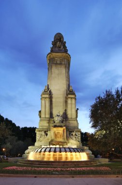 Madrid 'deki Plaza de Espana' daki Cervantes Anıtı. İspanya
