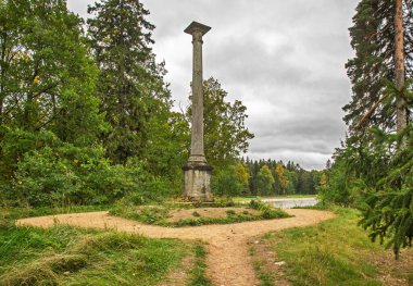 I. Paul ve I. Alexander 'ın sütunları Monrepos parkındaki Kol Adası' nda. Vyborg kasabası. Rusya