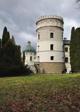Przemysl yakınlarındaki Krasiczyn Kalesi 'nin (Zamek w Krasiczynie) soylu kulesi. Polonya