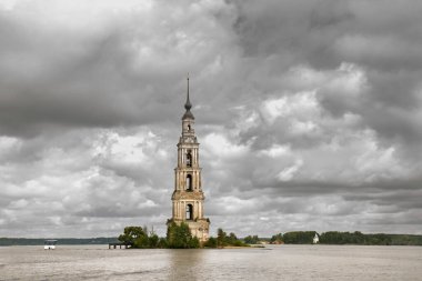 Kalyazin 'de çan kulesini su bastı. Çirkin bir bölge. Rusya