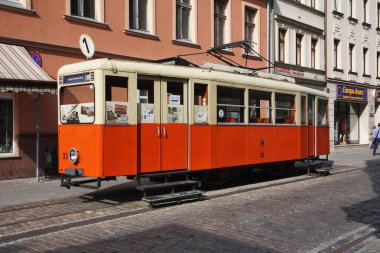 Bydgoszcz 'un tarihi bölgesindeki Dluga caddesinde eski bir tramvay. Polonya