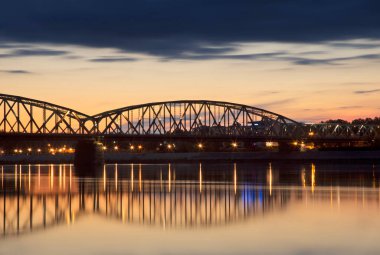 Torun 'daki Jozef Pisudski köprüsünün görüntüsü. Polonya