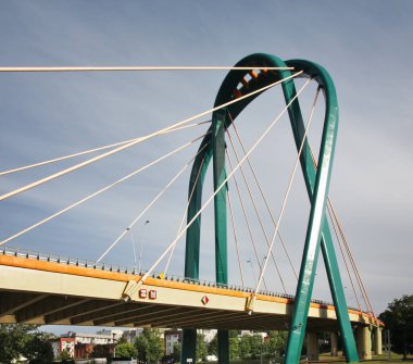Bydgoszcz 'deki Brda Nehri üzerindeki Üniversite Köprüsü. Polonya