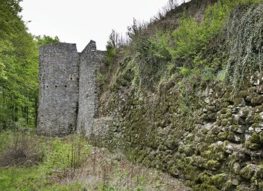 Tolmin 'in yukarısındaki Kozlov Rob' daki şatonun kalıntıları. Slovenya