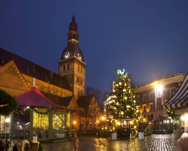 Riga 'daki Katedral (Kubbe) Meydanı' nın Noel süslemesi. Letonya