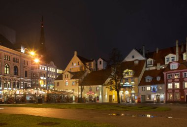Riga 'daki Livu Meydanı' nın Noel süslemesi. Letonya