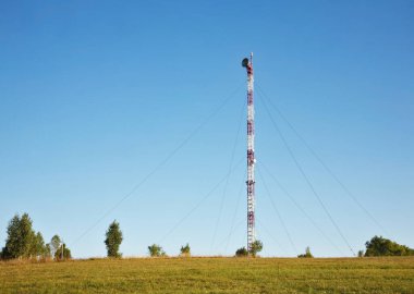 Srostki köyündeki telekomünikasyon kulesi. Altai Krai. Batı Sibirya. Rusya