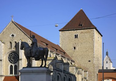 Birinci Ludwig Anıtı ve Regensburg 'daki St. Ulrich Kilisesi. Bavyera 'da. Almanya