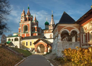 Çan kulesi, Dönüşüm Kilisesi, Kazan Leydimizin İkonası 'nın yemekhanesi ve Savvino-Storozhevsky Manastırı' ndaki Çarlık odaları (St. Savva Storozhi Manastırı). Zvenigorod. Rusya