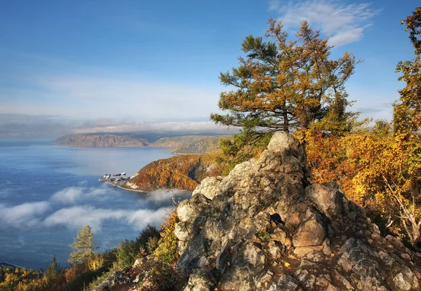 Listvyanka 'daki Baykal Gölü. Irkutsk oblast. Rusça