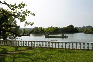 Goa 'daki Nerul nehrinin kıyısına park et. Hindistan