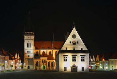 Sv Kilisesi. Aegidius ve Townhouse Bardejov 'daki belediye meydanında. Slovakya
