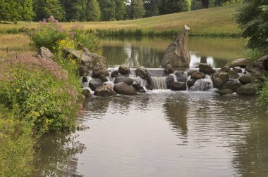 Bad Muskau yakınlarındaki Park von Muskau 'da (Park Muzakowski) Oak Gölü Şelalesi (Eichsee-Wasserfall). UNESCO Dünya Mirası Alanı. Almanya