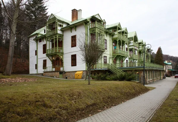 Vista Del Sanatorio White Eagle Bialy Orzel Iwonicz Zdroj Polonia — Foto de Stock