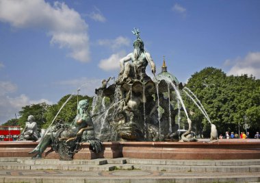 Neptunbrunnen - Berlin 'deki Neptune Çeşmesi. Almanya