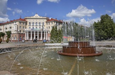 Polotsk 'taki ana meydanda bir çeşme. Beyaz Rusya