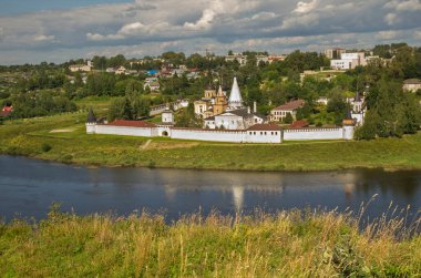 Staritsa 'daki Kutsal Dormition Manastırı. Tver Oblastı. Rusya