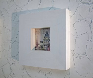 Oturma odasındaki resme bak