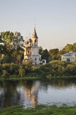 Vologda Nehri ve Vologda 'daki Sretensky Kilisesi (Toplantı Kilisesi). Rusya