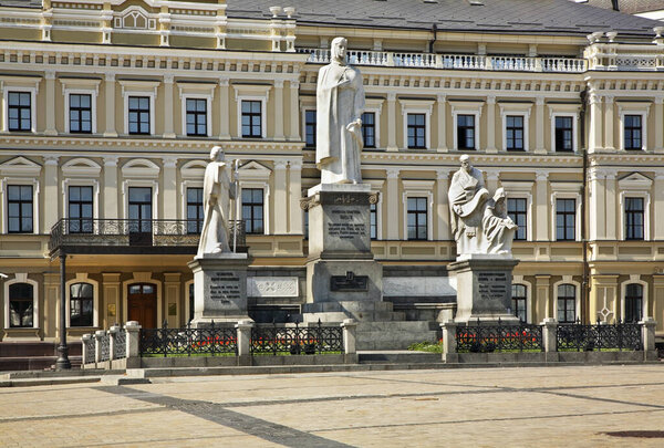 Памятник княгине Ольге на площади Михаила в Киеве. Украина