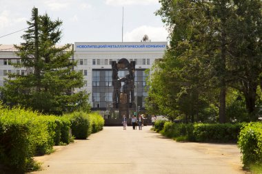 50 yıllık NLMK anıtı ve Lipetsk 'teki Novolipetsk metalürji ana idari binası. Rusya